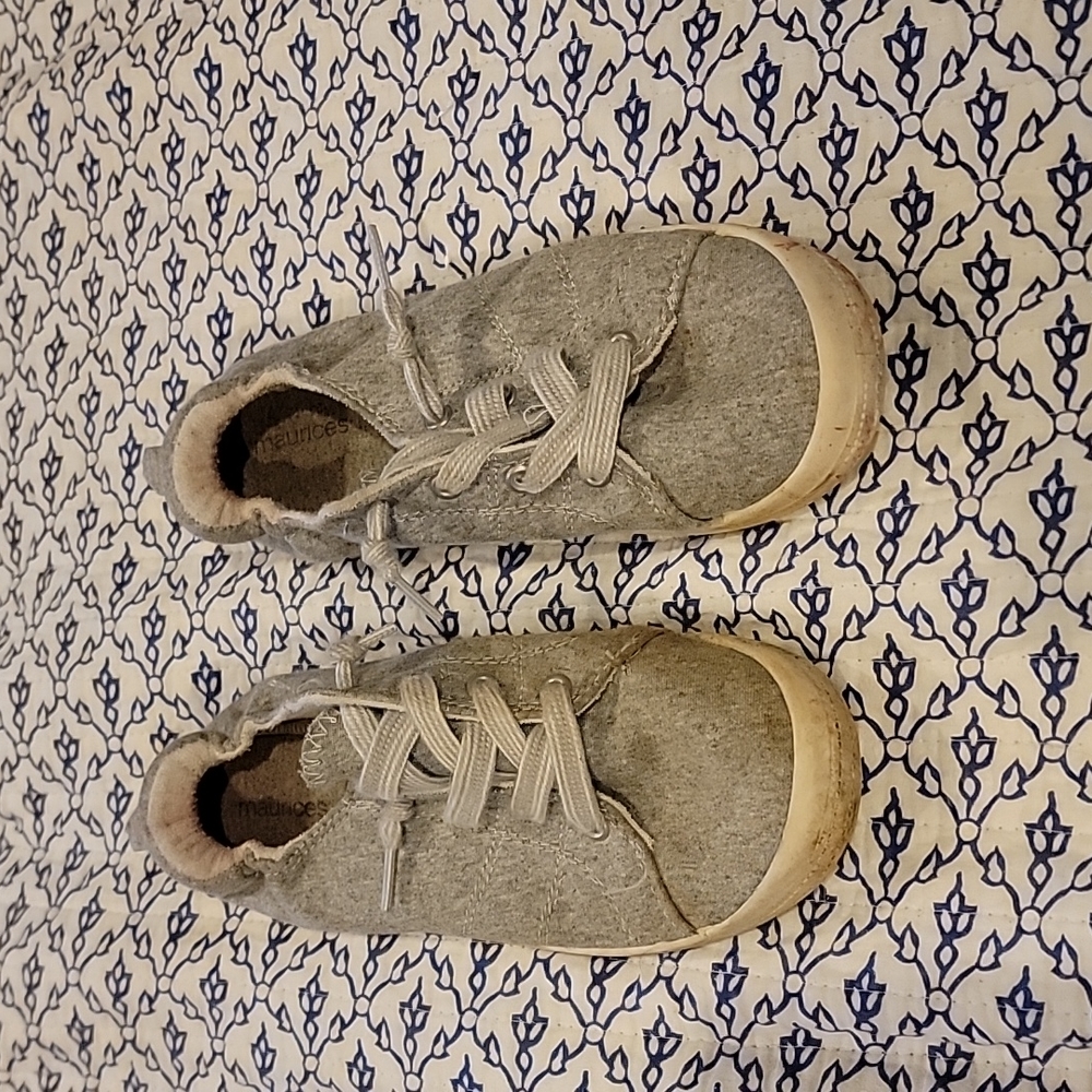 Maurices sneaker 8.5 Grey clothlike material